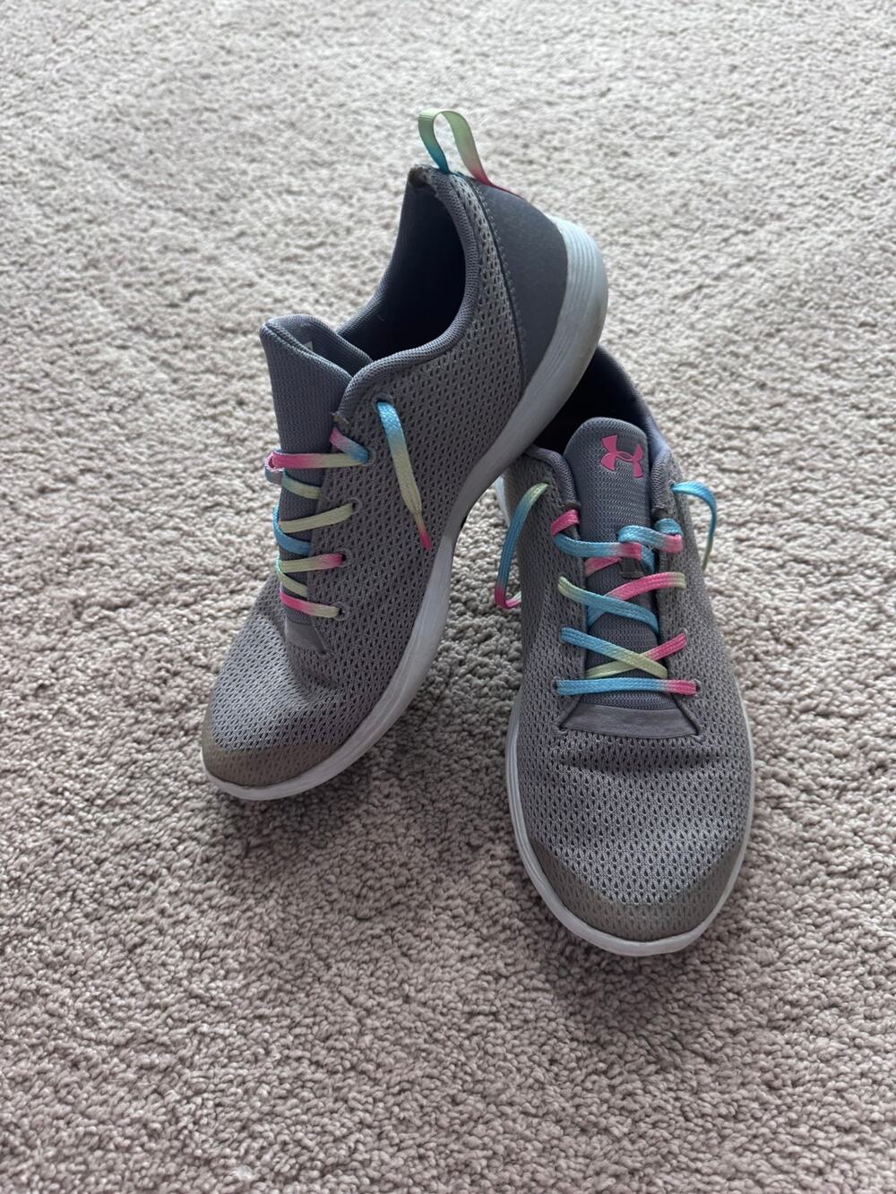 Under Armour Big Girls Gray Athletic Sneakers w/ Rainbow Laces Size Youth 7